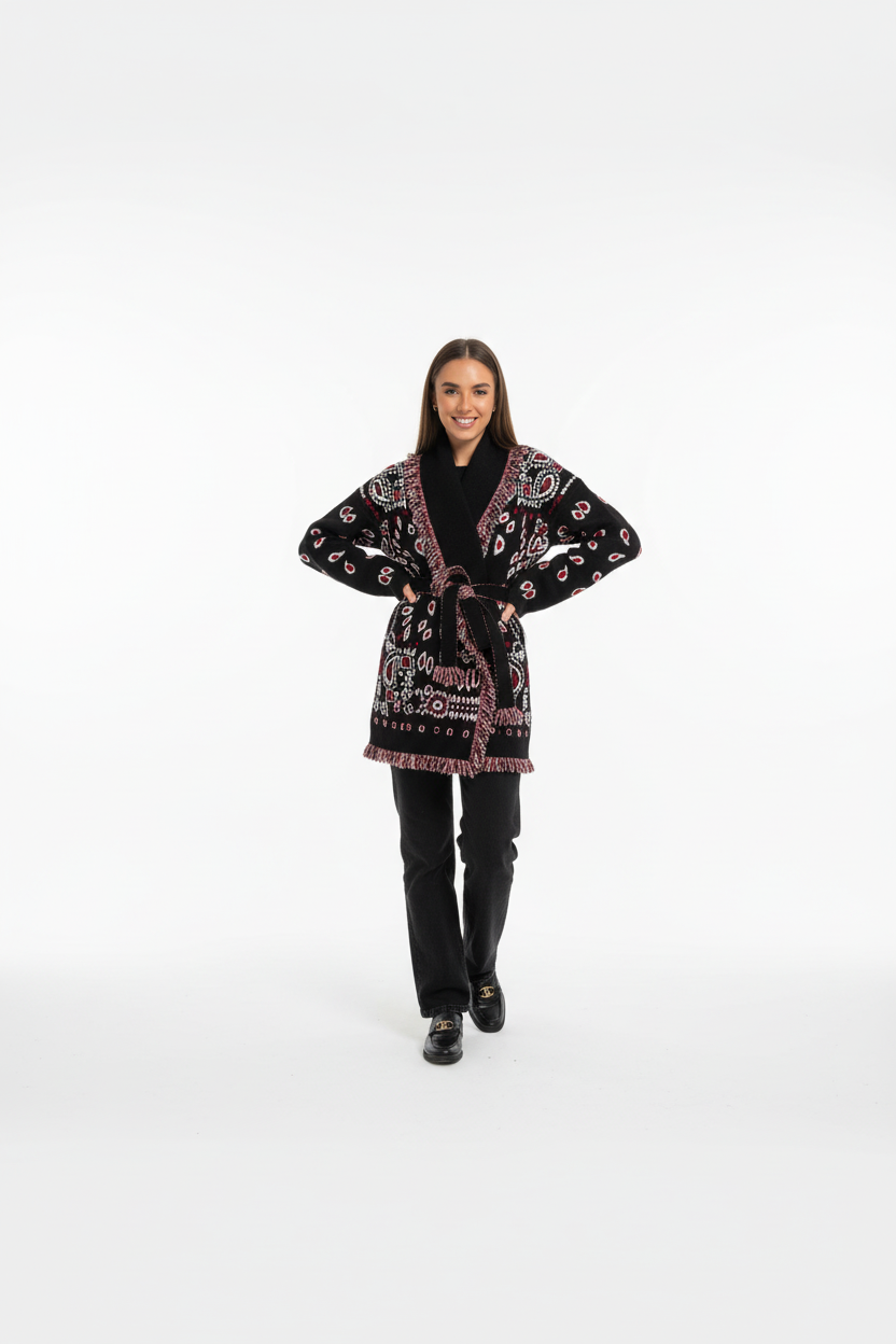 Modelo con chaqueta jacquard de borlas