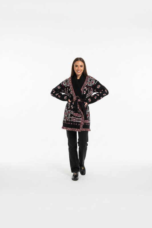 Modelo con chaqueta jacquard de borlas