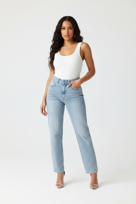 Modelo con vaqueros con pedrería
