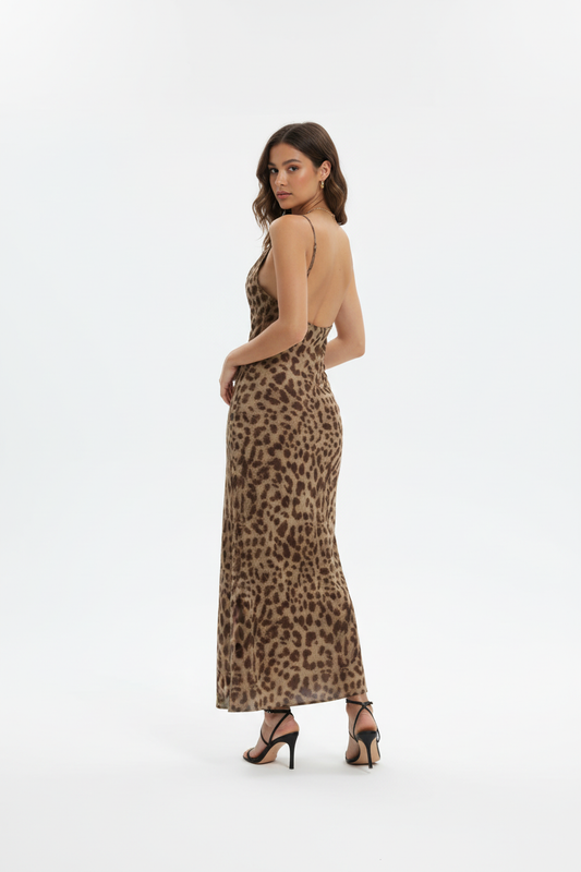 Modelo con vestido leopardo