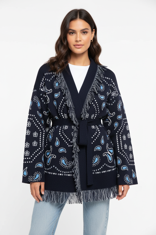 Modelo con chaqueta de borlas