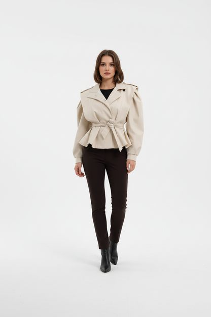 Modelo con chaqueta gabardina