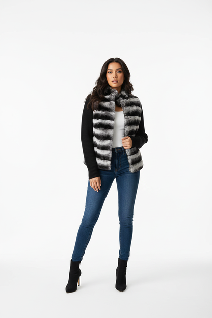 Modelo con chaqueta de piel sintética