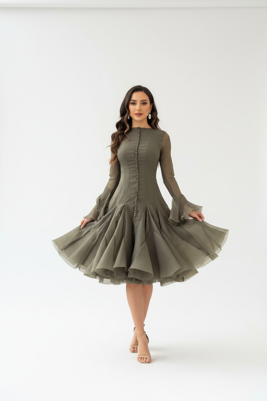 Modelo con vestido de volantes