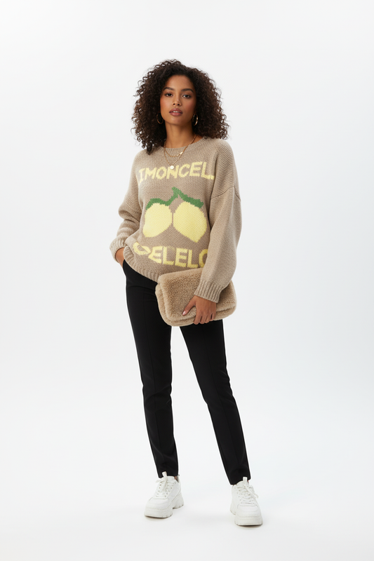 Modelo con chaqueta de limón