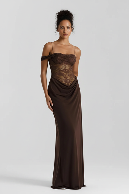Modelo con vestido maxi de encaje