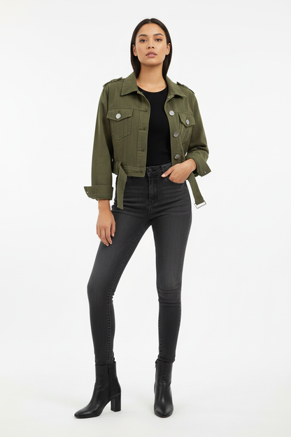 Modelo con chaqueta vaquera verde