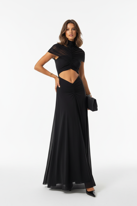 Modelo con vestido maxi calado