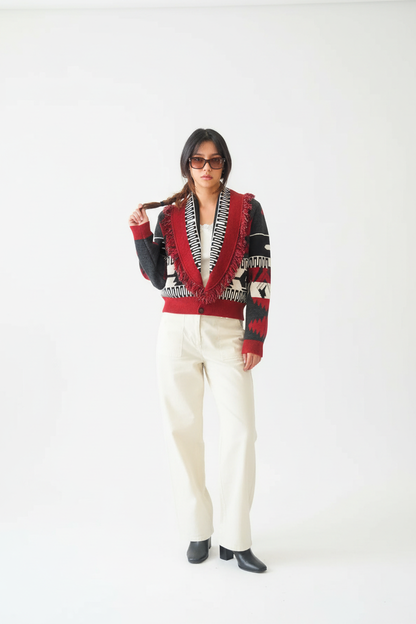 Modelo con chaqueta de retazos