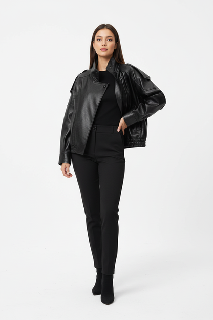 Modelo con chaqueta de cuero vegano