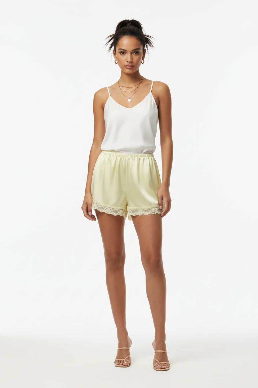 Modelo con pantalones cortos de encaje