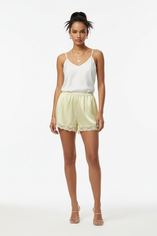 Modelo con pantalones cortos de encaje