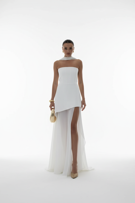 Modelo con vestido corsé