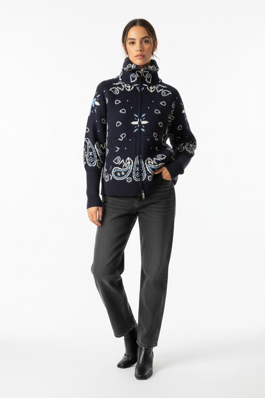 Modelo con chaqueta jacquard