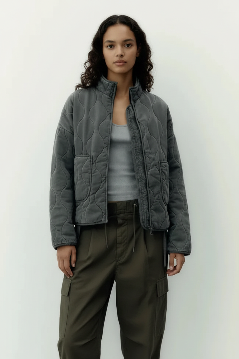 Modelo con chaqueta acolchada