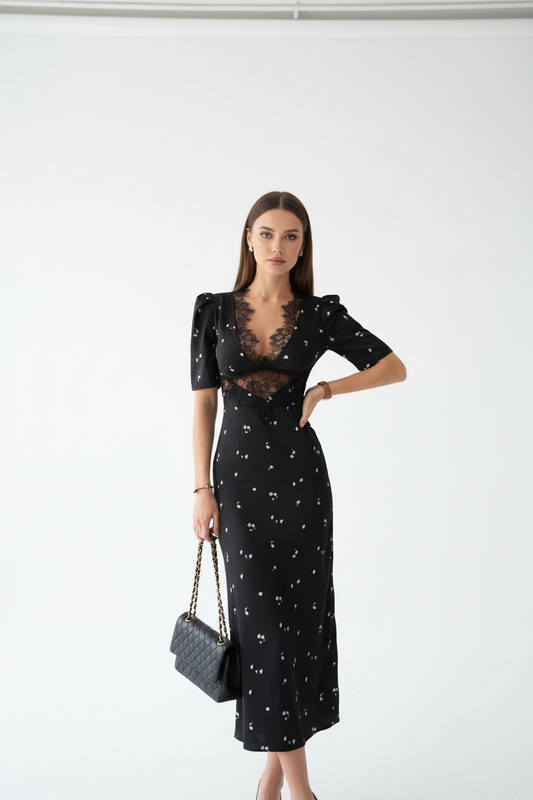Modelo con vestido de encaje calado