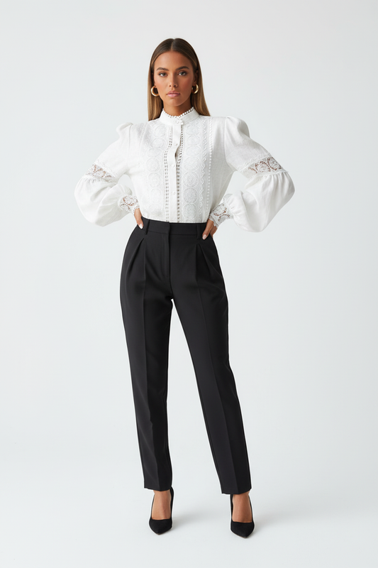 Modelo con blusa blanca de encaje